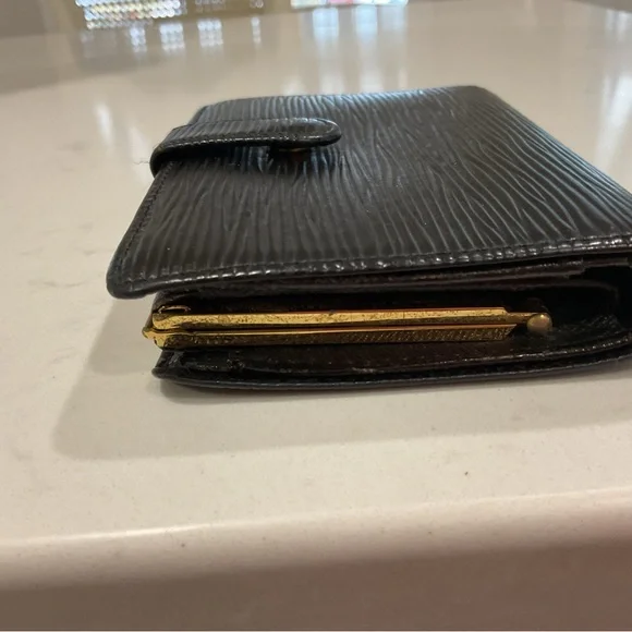 Louis Vuitton EPI Kisslock Wallet Black - Picture 3 of 16